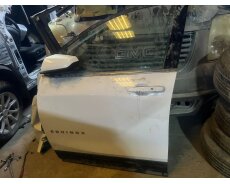 Ağ rəngdə olan, "Equinox" markalı avtomobil qapısı. Qapının xarici