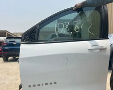 Chevrolet Equinox avtomobilinin qapısı. Ağ rəngdədir və avtomobilin