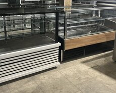 Şüşə vitrinlər, ticarət məkanlarında məhsulları sərgiləmək üçün