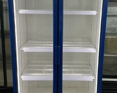 İki qapılı, şaquli soyuducu vitrin. İçərisində məhsulların səliqəli