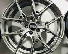 Toyota Prius, Polo diskləri R17