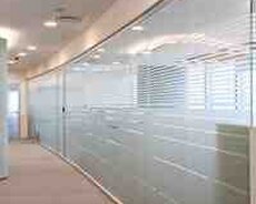 Ofislərin şüşə ilə bölünməsi 8mm, 10mm temperli şüşələr