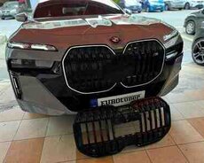 BMW G70 radiator barmaqlığı
