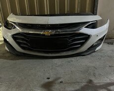 Ağ rəngdə, Chevrolet markalı avtomobilin ön bamperi. Bamper