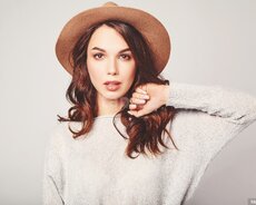 Model tələb olunur