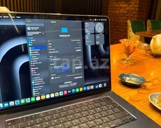 Apple Macbook air 15.3