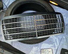 Mercedes W124 radiator barmaqlığı